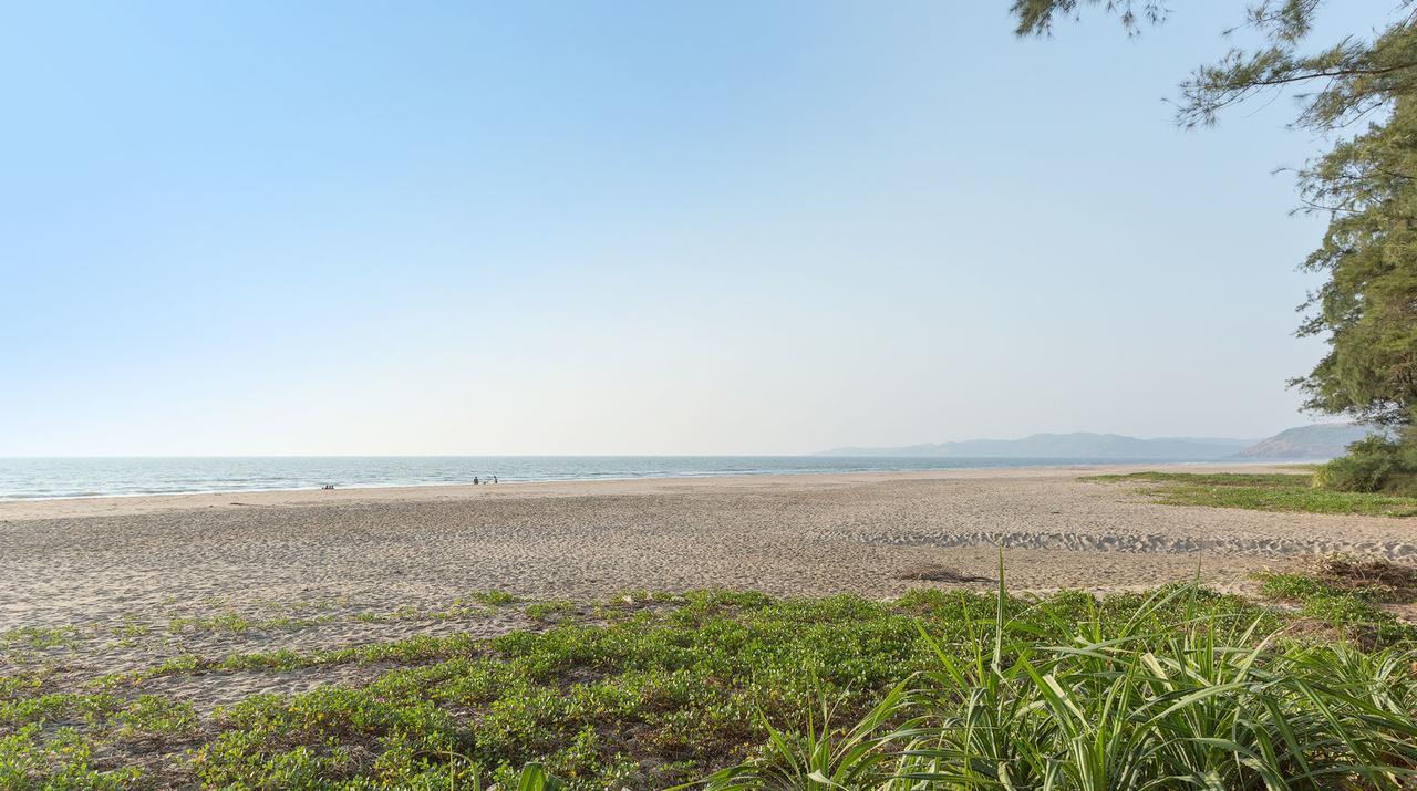 Blue Ocean Sands - On The Beach Hotel Kumta Exterior photo